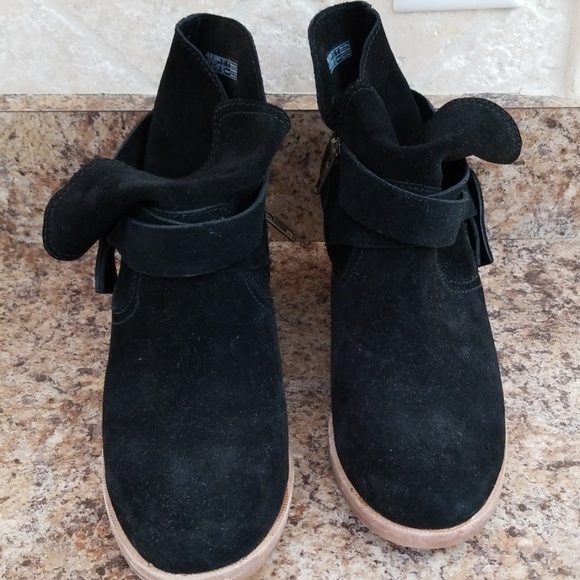 **SOLD**Ugg Elora Side Zip Booties - Picture 2 of 6
